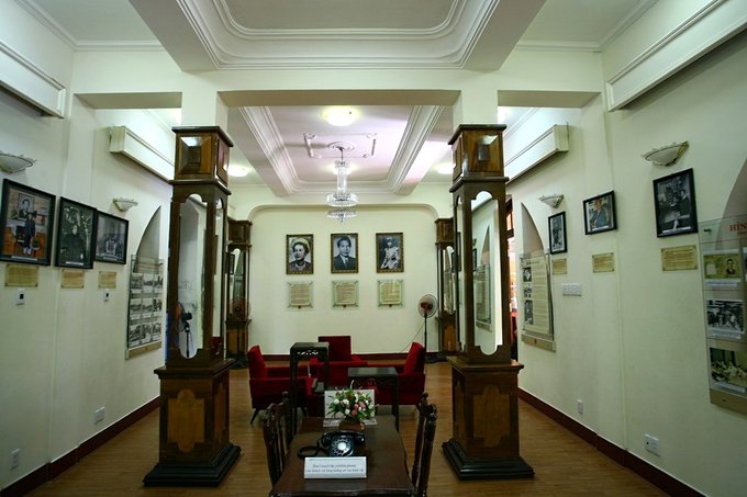 Phòng khách tại tầng một của biệt thự Xương Rồng hiện là phòng trưng bày lịch sử liên quan đến vua Bảo Đại, gia đình và triều Nguyễn. Phòng khách tại tầng một của biệt thự Xương Rồng hiện là phòng trưng bày lịch sử liên quan đến vua Bảo Đại, gia đình và triều Nguyễn.