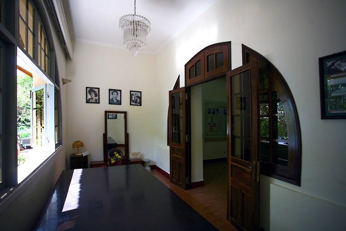 Hành lang nhìn ra sân trước biệt thự Xương Rồng. Nơi đây có kê phản lớn là nơi ngồi chơi đón gió của vua Bảo Đại và Hoàng hậu Nam Phương. Hành lang nhìn ra sân trước biệt thự Xương Rồng. Nơi đây có kê phản lớn là nơi ngồi chơi đón gió của vua Bảo Đại và Hoàng hậu Nam Phương.