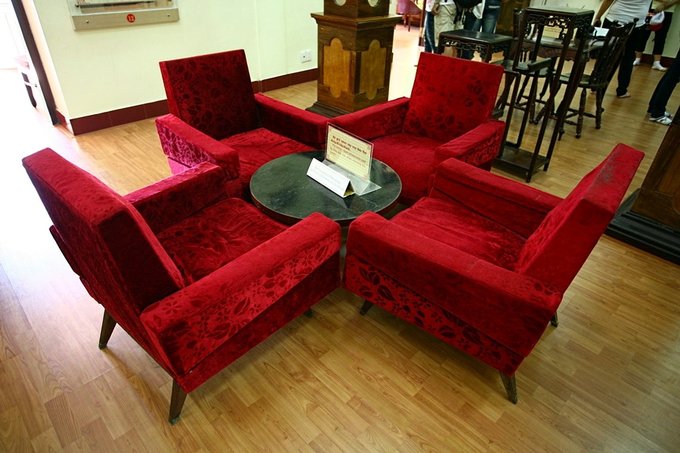 Bộ salon được vua Bảo Đại dùng để tiếp khách trong thời gian sử dụng biệt thự Xương Rồng. Bộ salon được vua Bảo Đại dùng để tiếp khách trong thời gian sử dụng biệt thự Xương Rồng.