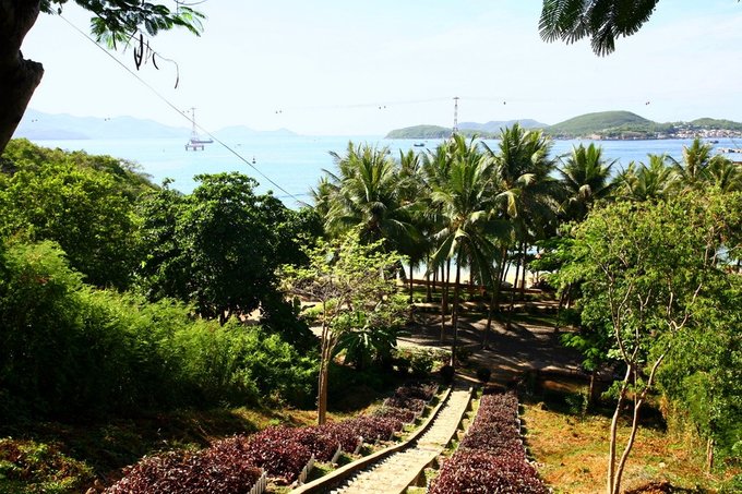 Lối xuống bãi tắm Hoàng hậu từ biệt thự Xương Rồng. Lối xuống bãi tắm Hoàng hậu từ biệt thự Xương Rồng.